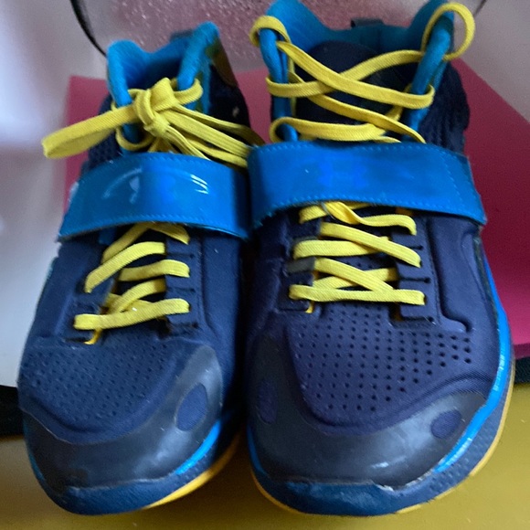 Under armor sneakers size 6.5Y lightly worn but great condition - Picture 1 of 5